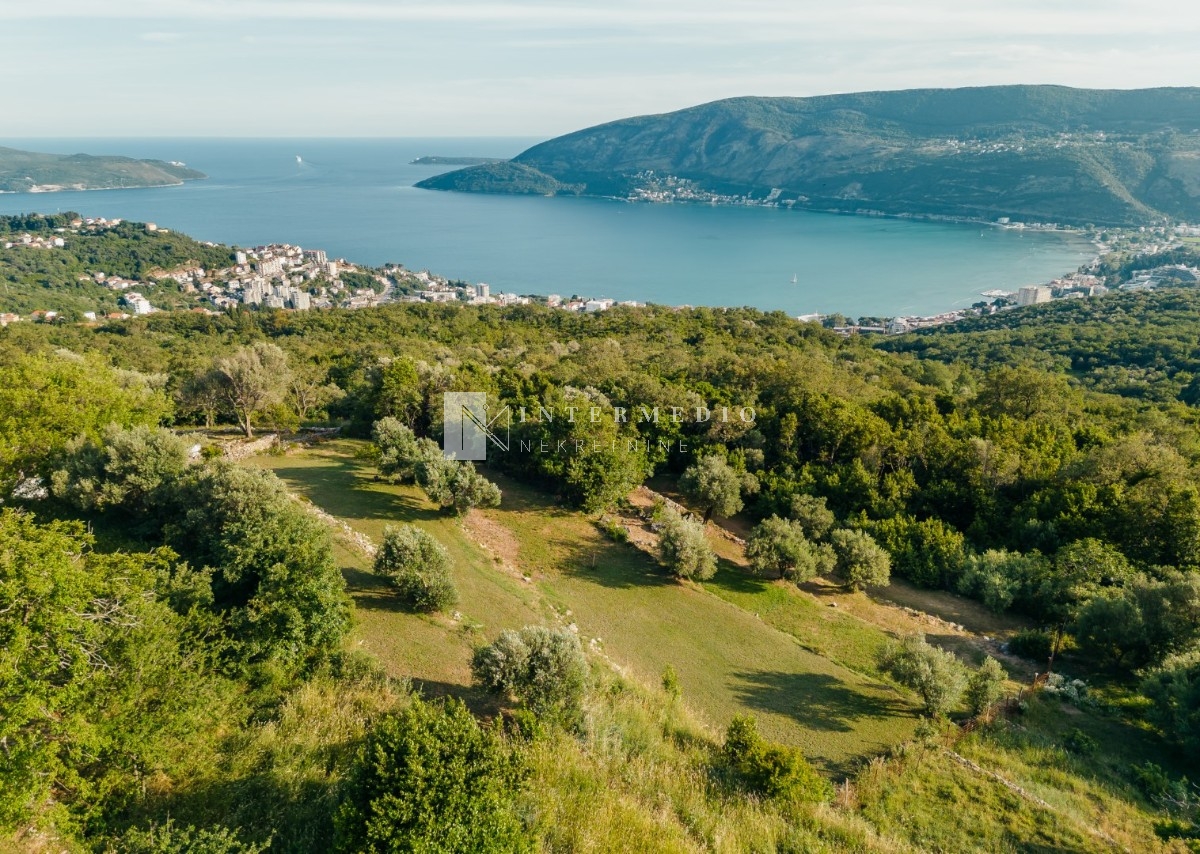 For sale is an attractive building plot of 1553 m2, partially with a sea view. The plot is accessible via an existing road, and electricity is available nearby.